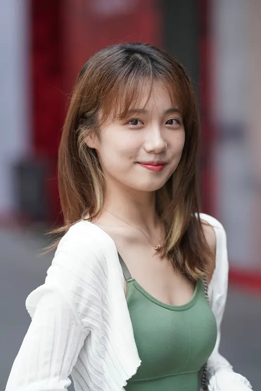 152 热裤姑娘 - 魔镜街拍