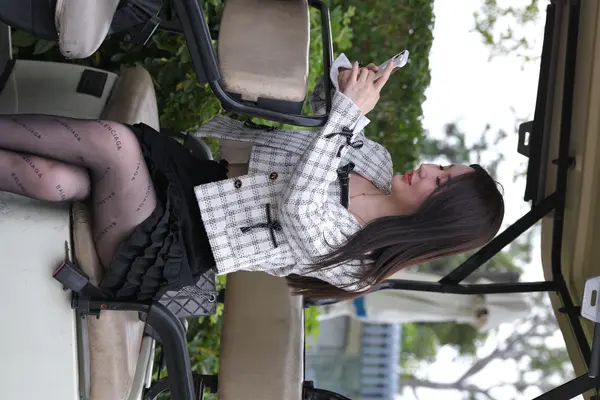 156 巴黎世家黑丝美女 - 魔镜街拍